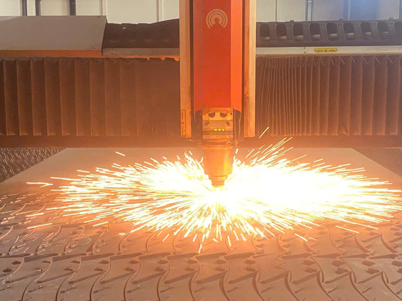 Gia công thép tấm bằng máy laser công suất lớn